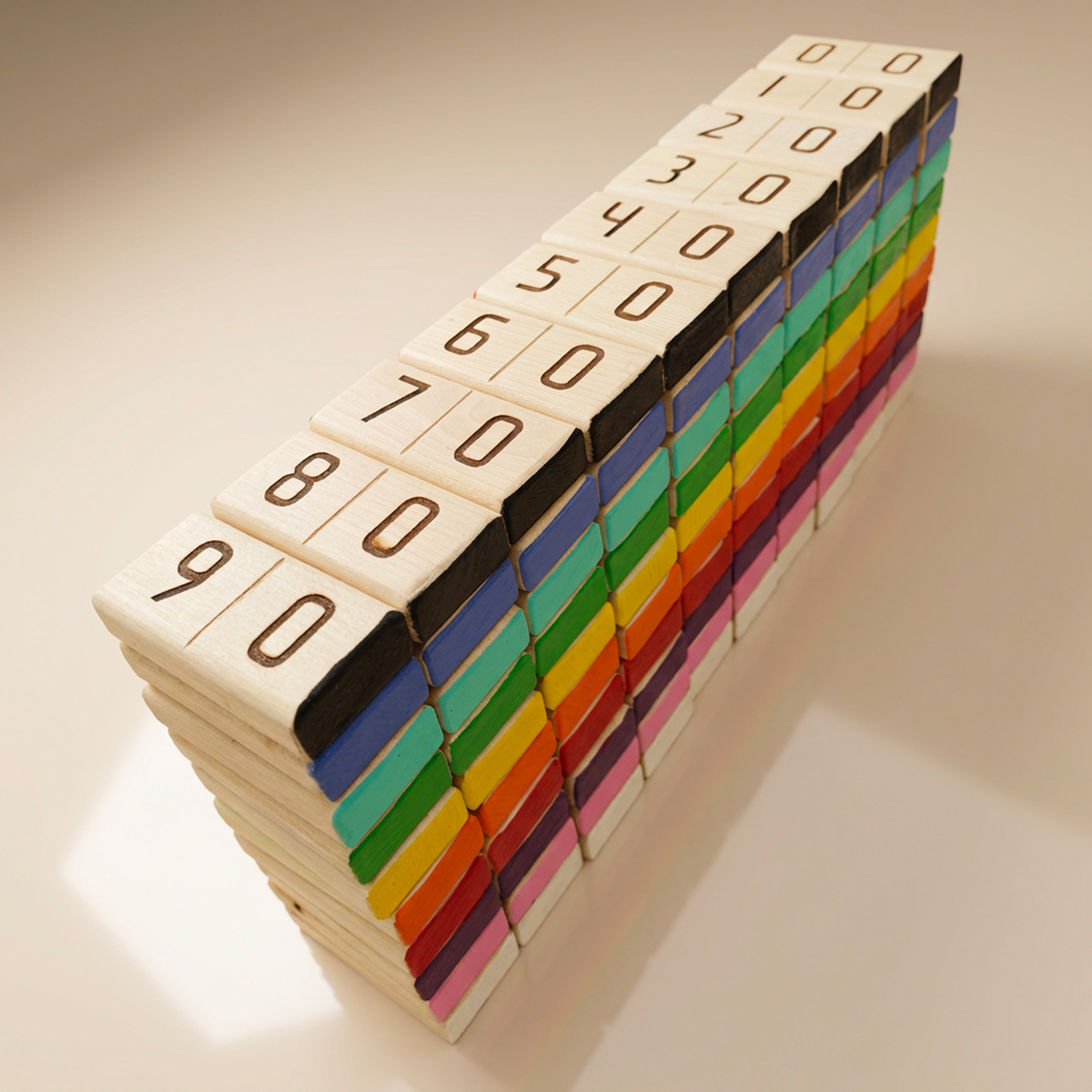 Kleurige rij DeciBlocks met cijfers bovenop