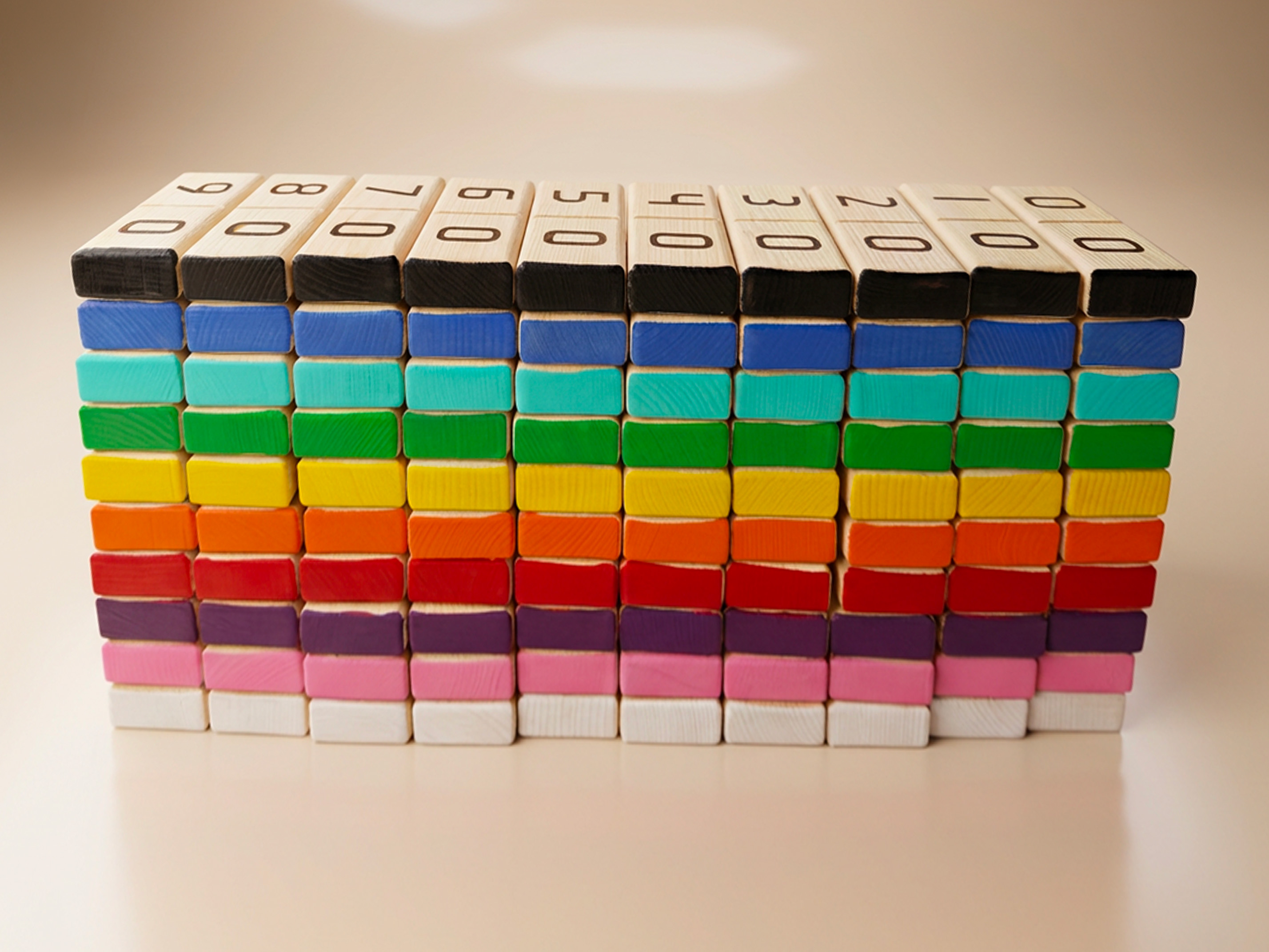 Kleurrijke zijkanten van DeciBlocks in een strak patroon