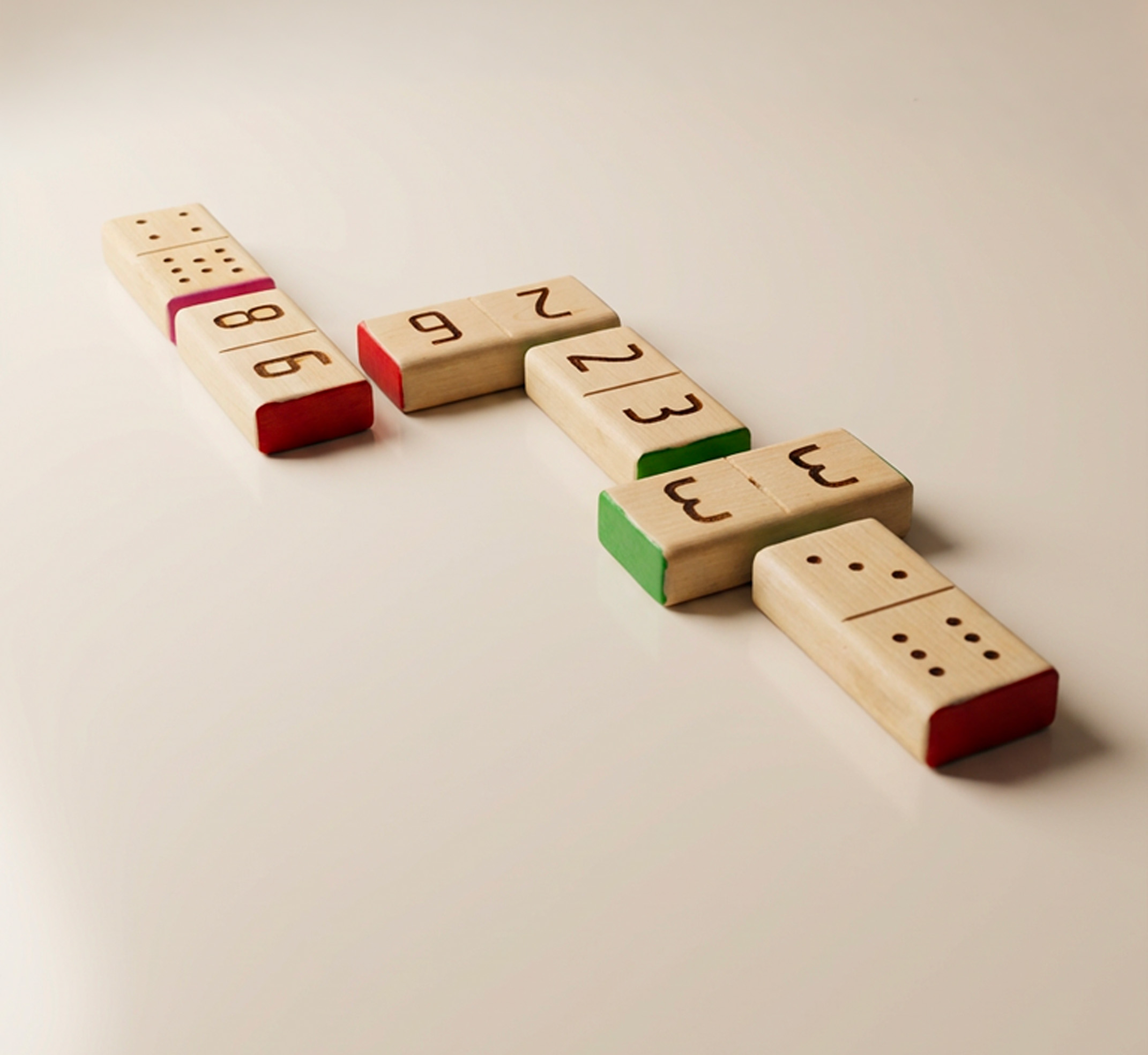 Domino-opstelling met cijfers op DeciBlocks