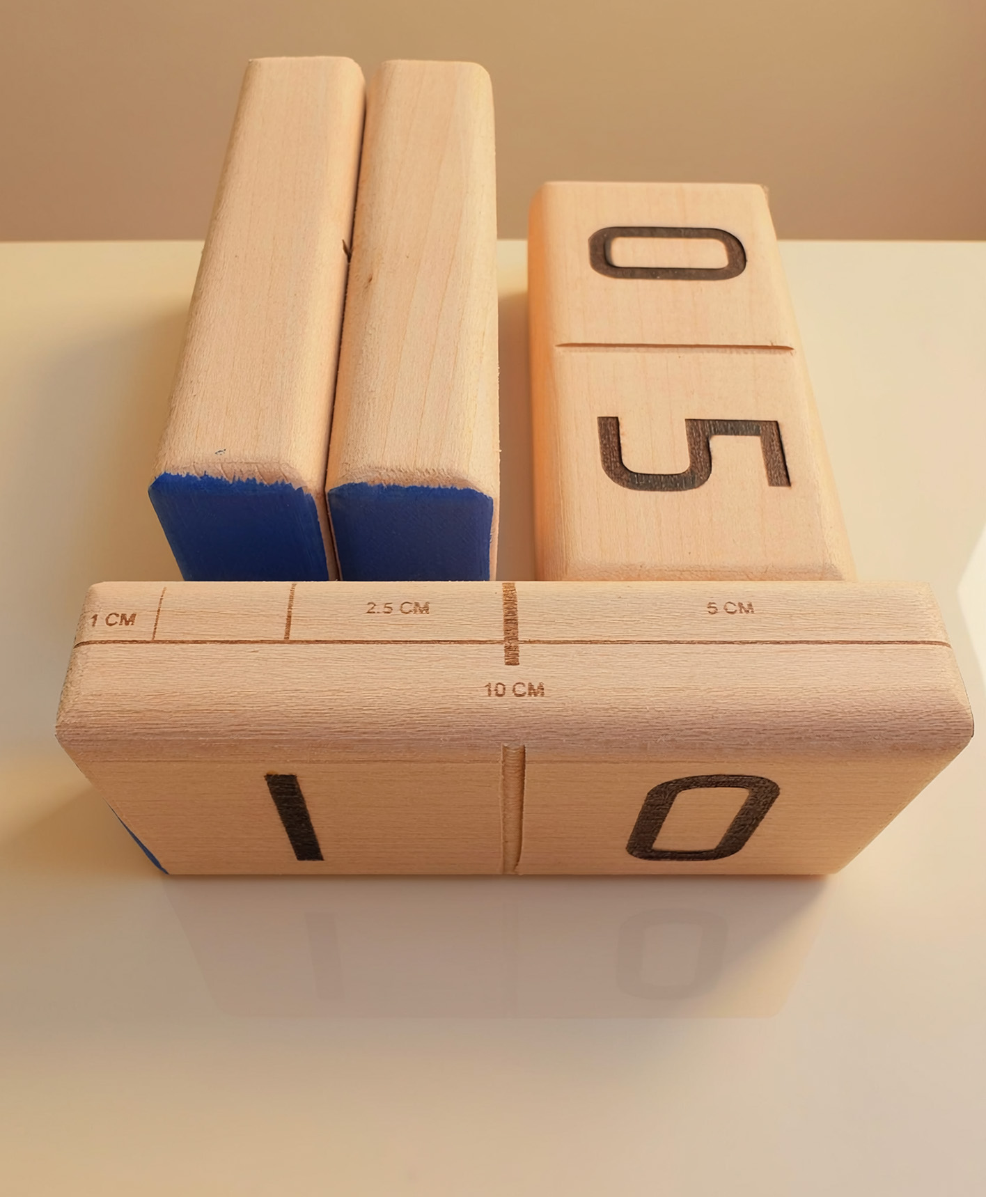 DeciBlock naast een meetlat van 10 centimeter