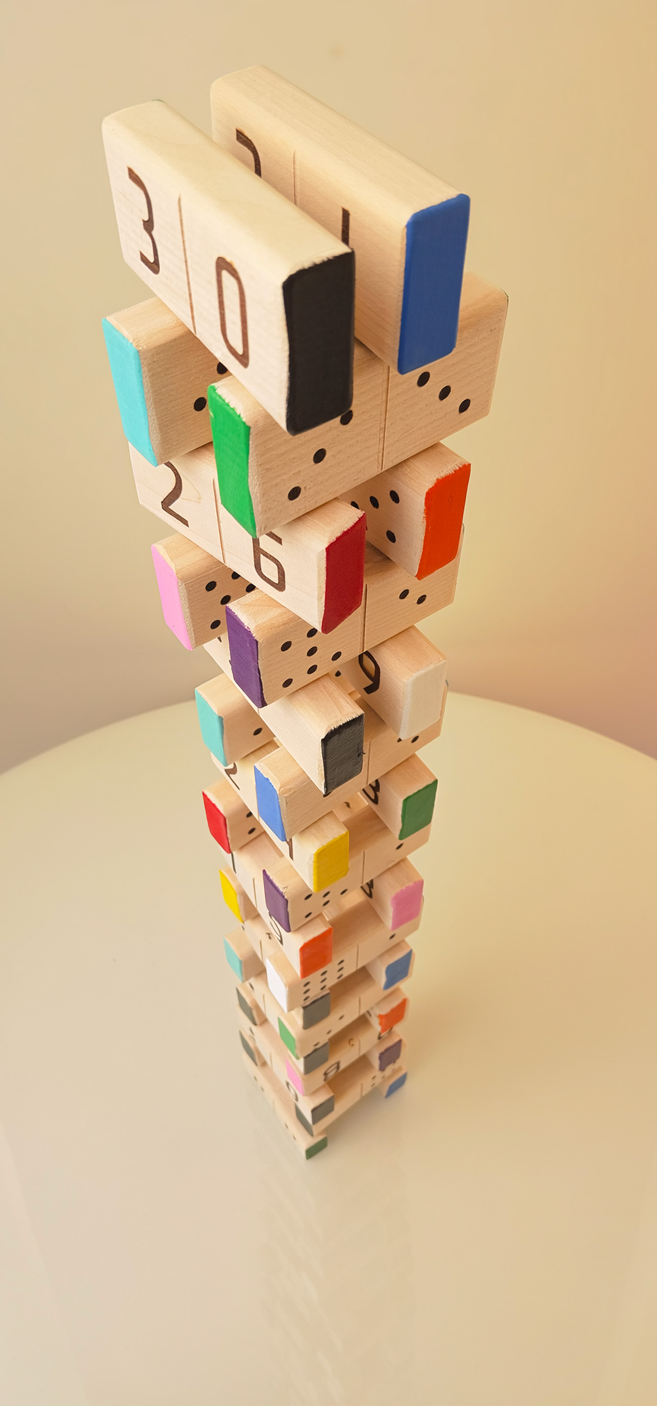 Gestapelde DeciBlocks als concreet model voor tientallen